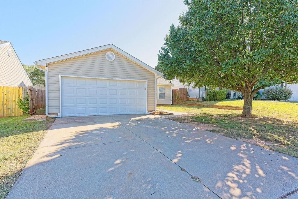 Property Photo: 2421 Hunting Horse Trail OK 73071