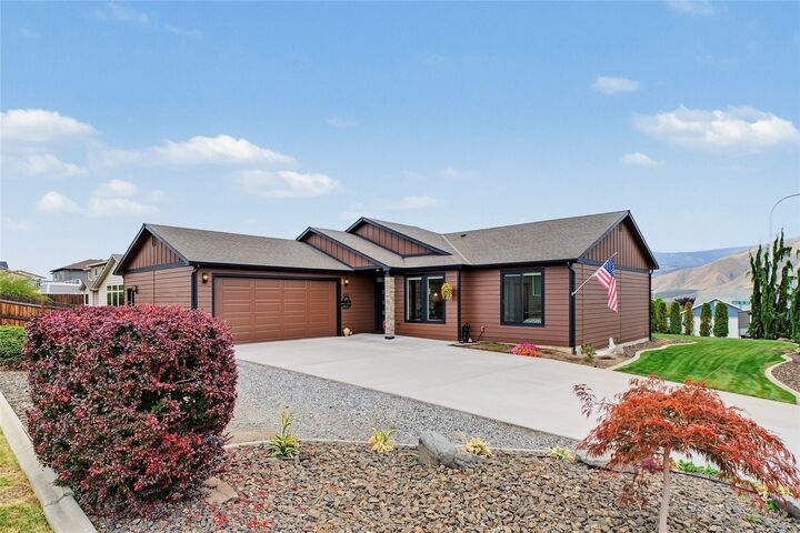 Property Photo:  425 S Jarvis Avenue  WA 98802 