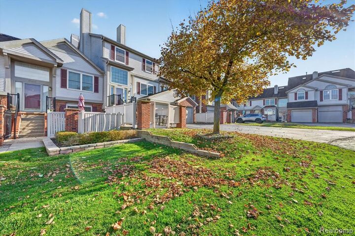 Property Photo: 49846 Pointe Crossing MI 48170