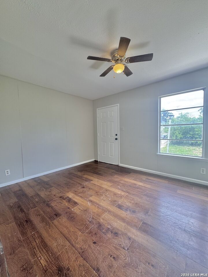 Property Photo: 1923 Valencia TX 78237