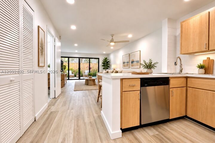 Property Photo: 499 SE 13th St 7E FL 33316