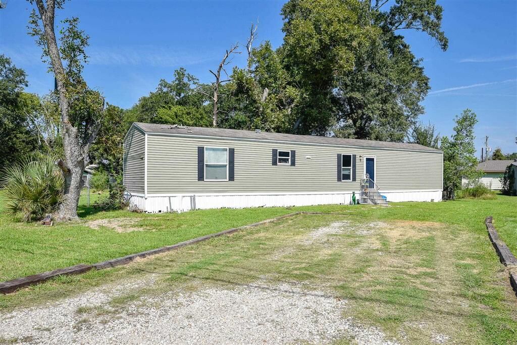 Property Photo: 301 & 311 Henning Drive LA 70663