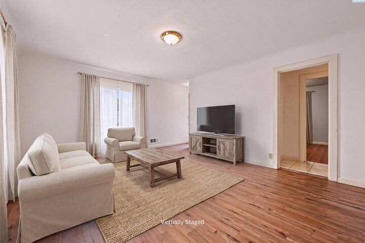 Property Photo: 607 S Tieton Ave WA 98951