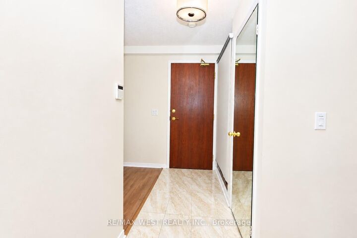 Property Photo:  15 Michael Power Place 604  ON M9A 5G4 