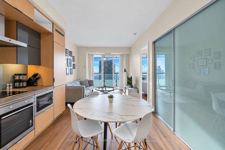 Property Photo:  300 Front Street W 4202  ON M5V 0E9 