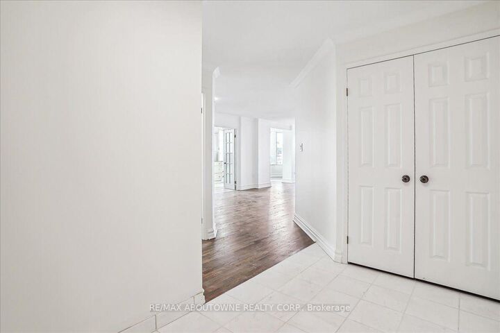 Property Photo: 221 Robinson Street 215 ON L6J 7N9
