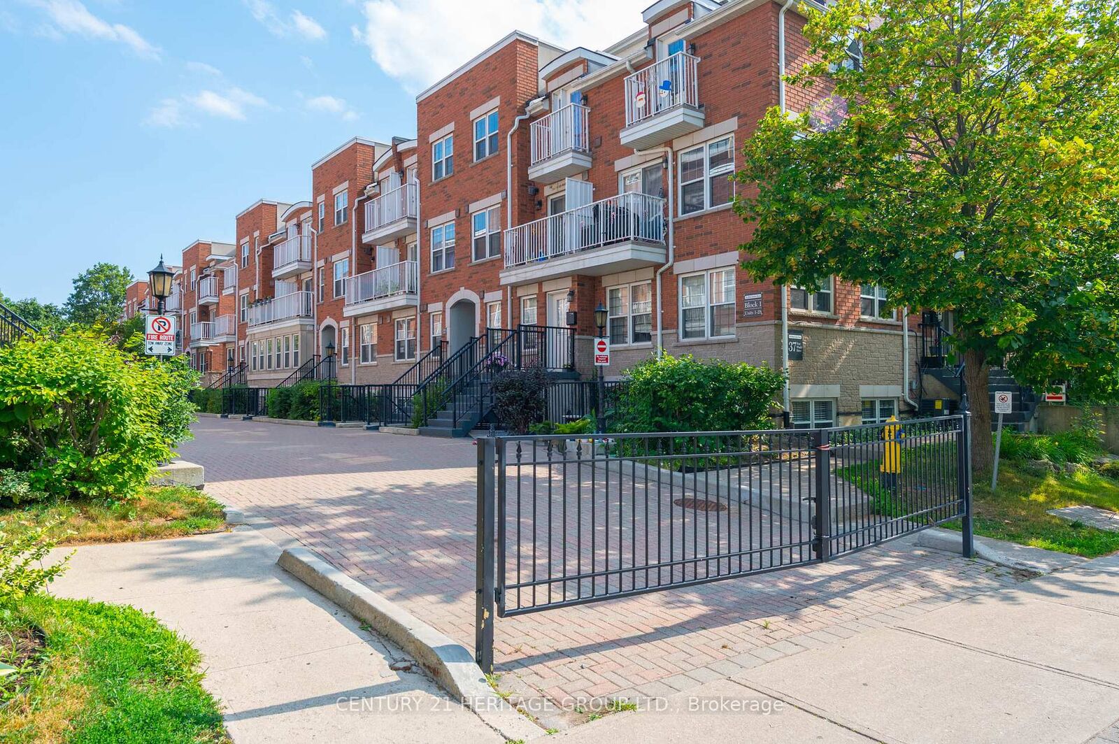 Property Photo: 37 Four Winds Drive 24 ON M3J 1K7