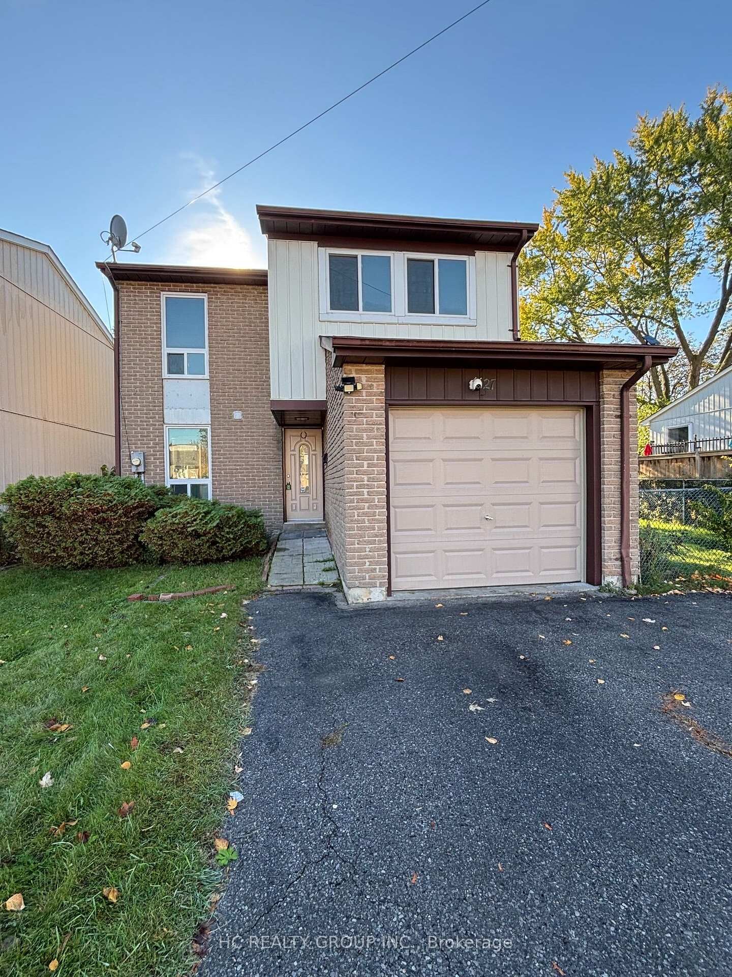 Property Photo:  27 Lucas Lane  ON L1S 3P7 