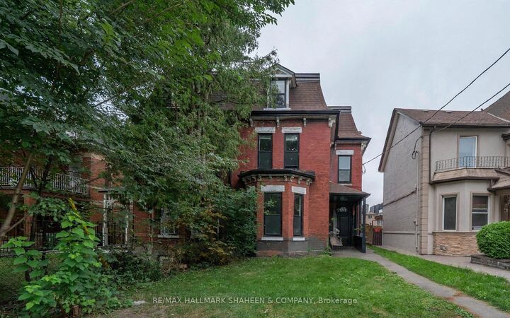 Property Photo:  208 Dovercourt Road Studio  ON M6J 3C8 