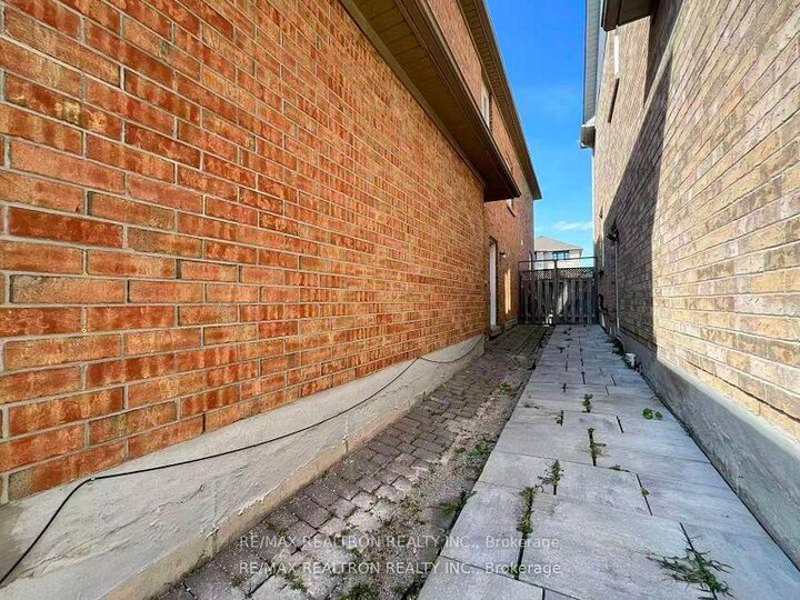 Property Photo: 8 Queen Isabella Crescent Lower ON L6A 3J7
