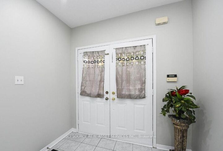 Property Photo:  3141 Turbine Crescent Main &Amp Upper Floors  ON L5M 6W1 