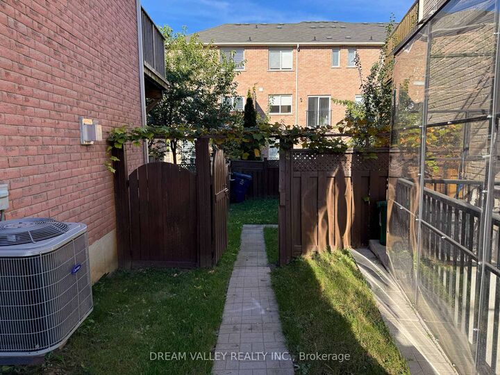 Property Photo:  18 Wilkes Crescent Main  ON M1L 0B3 
