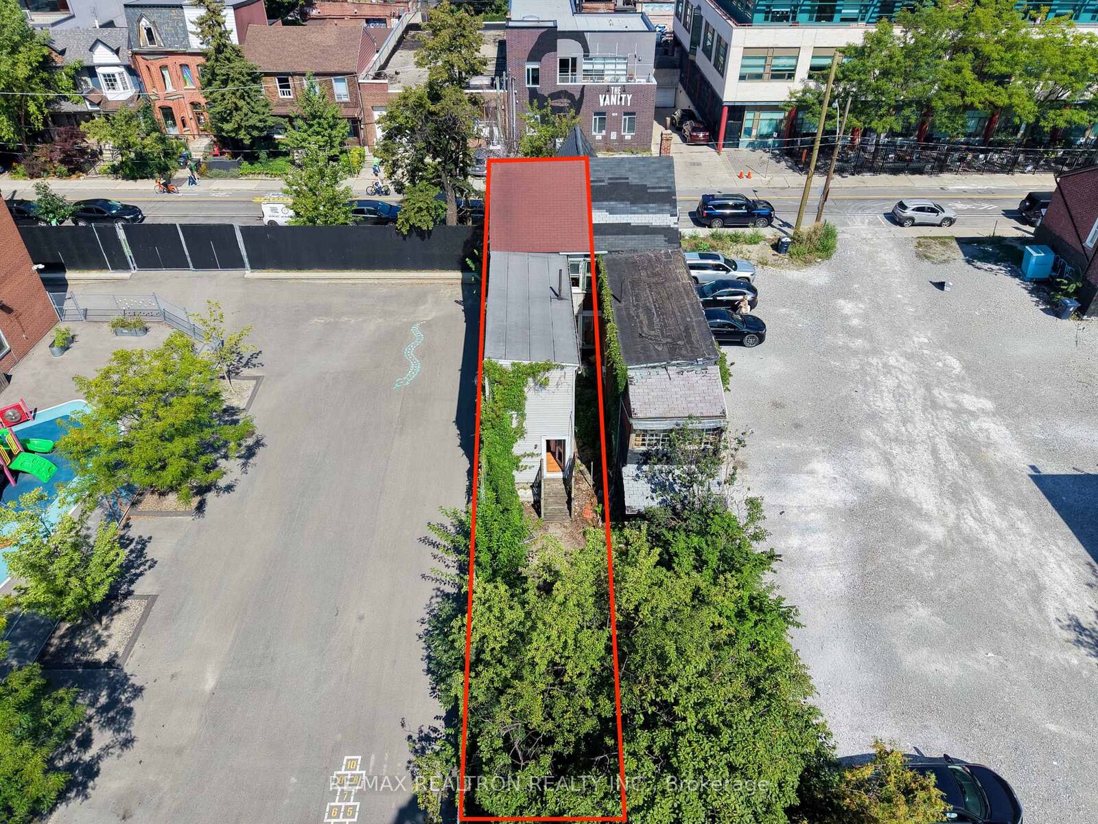 Property Photo: 631 Richmond Street W ON M6J 1C2