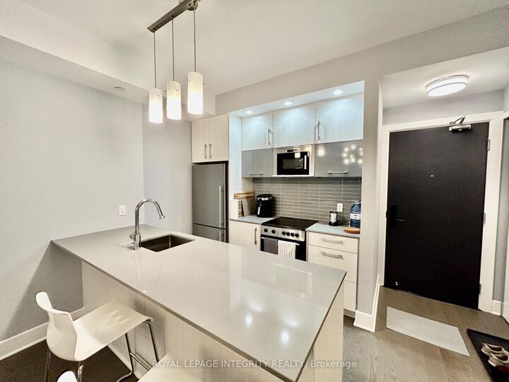 Property Photo:  255 Bay Street 506  ON K1R 0C5 
