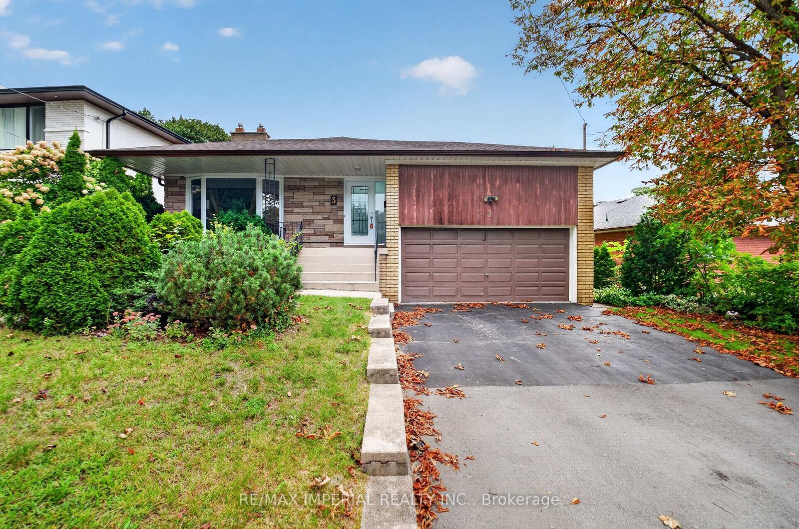 Property Photo:  3 Minstrel Drive  ON M8Y 3G3 