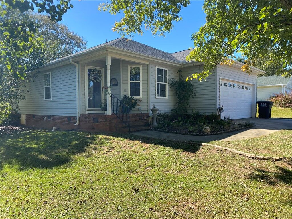 Property Photo: 2109 Rolling Green Road SC 29621