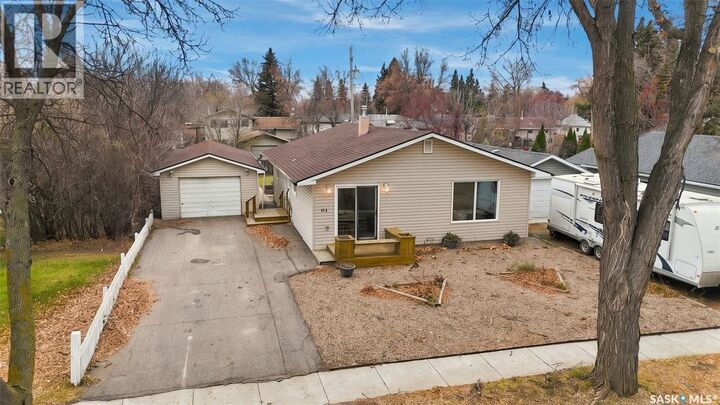 Property Photo:  114 2 Street E  SK S0K 2L0 