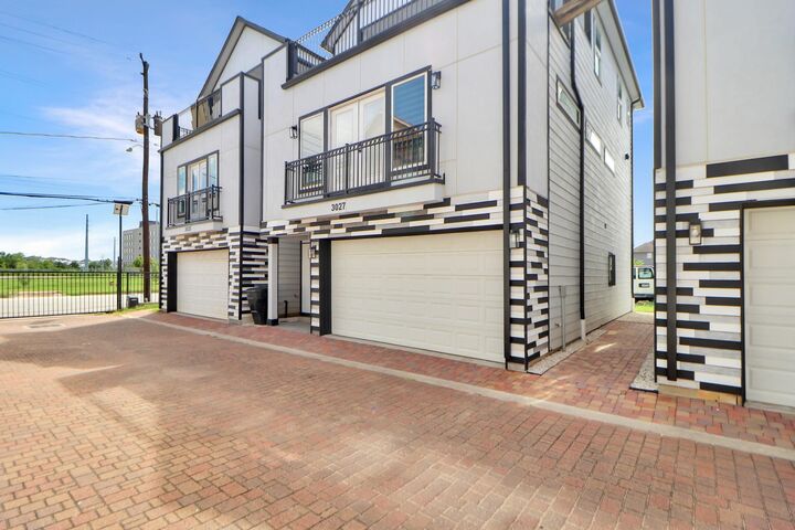 Property Photo: 3027 Clinton Drive TX 77020