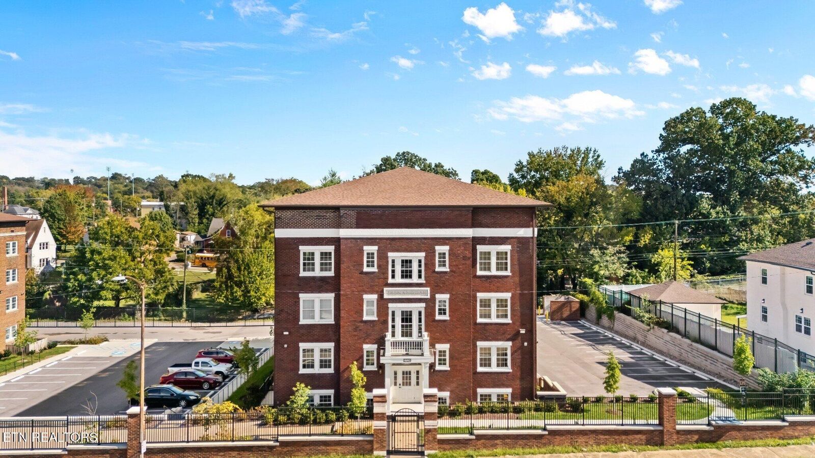 Property Photo: 2724 E Magnolia Ave 306 TN 37914