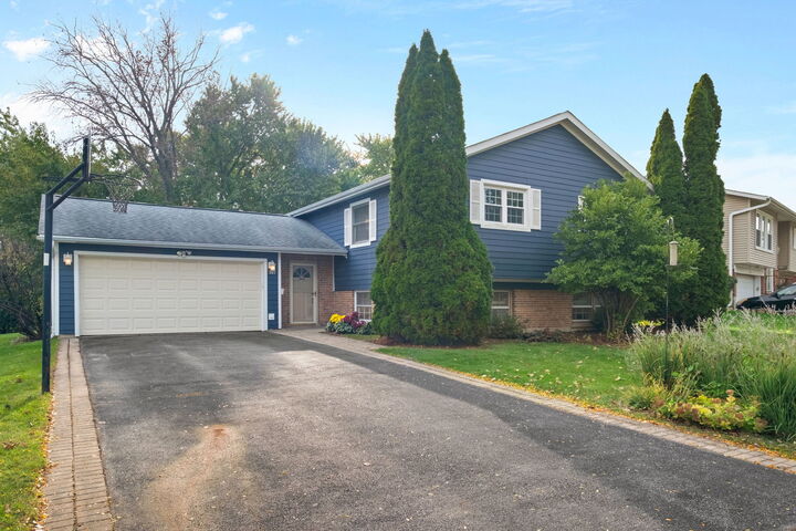 Property Photo:  307 W Tanglewood Drive  IL 60004 