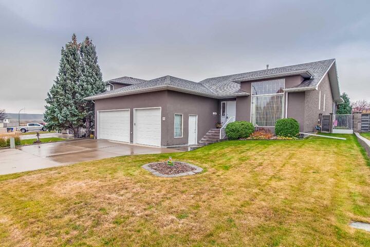 Property Photo:  15 Parish Way NE  AB T1C 1X1 