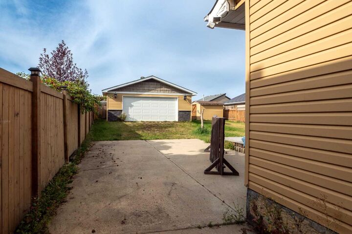 Property Photo:  125 Becker Crescent  AB T9K 1M6 