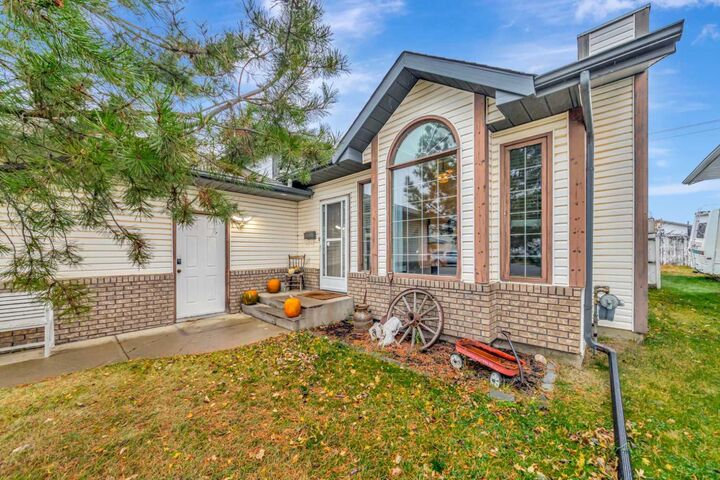 Property Photo:  4003 59 Avenue Close  AB T9V 2R9 