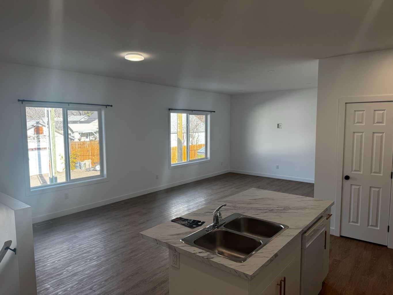 Property Photo:  212 1 Avenue E 2  AB T1R 0G9 