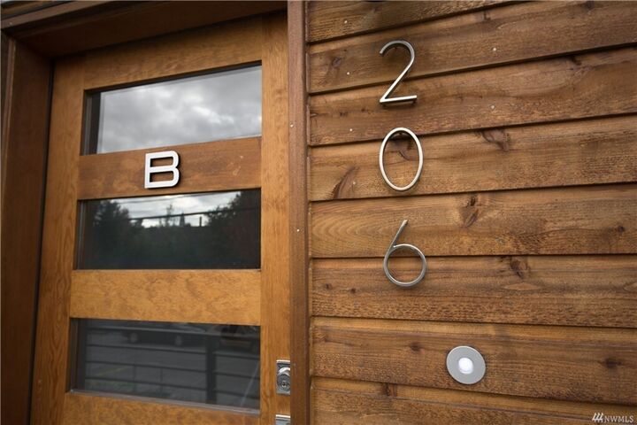 Property Photo:  206  22nd Avenue B  WA 98122 