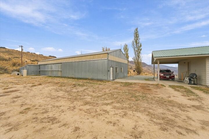 Property Photo:  685 NW Road 20 Road  WA 98858 