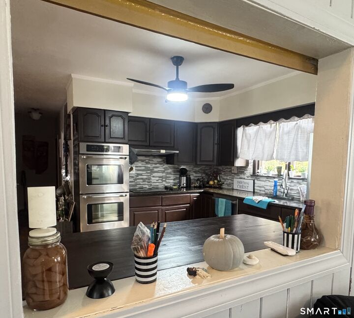 Property Photo:  