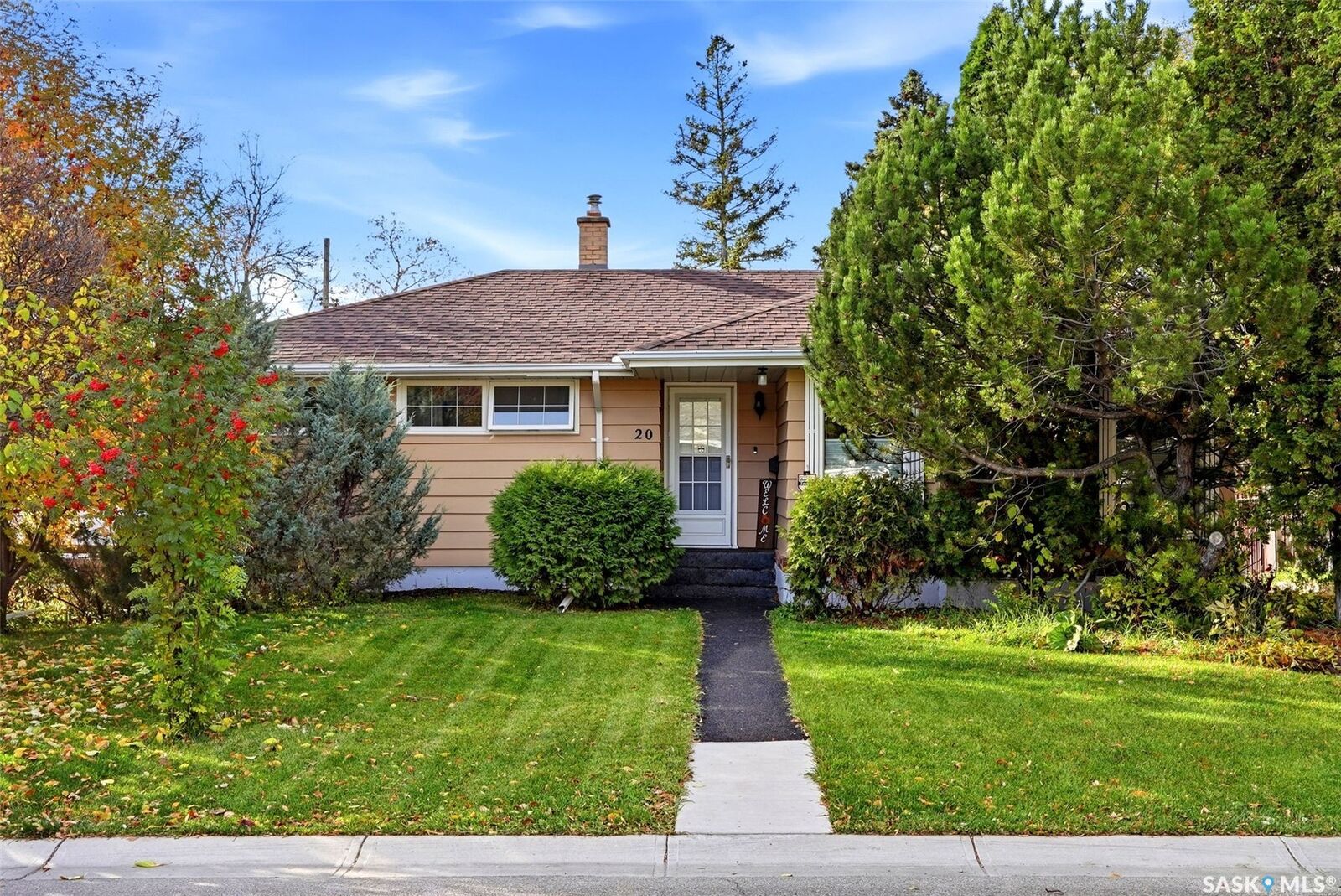 Property Photo:  20 Montgomery Road  SK S4S 5C4 