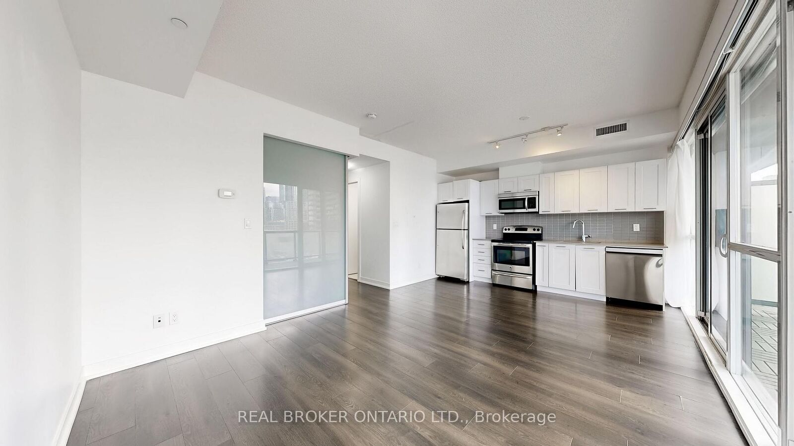 Property Photo:  20 Bruyeres Mews 910  ON M5V 0G8 