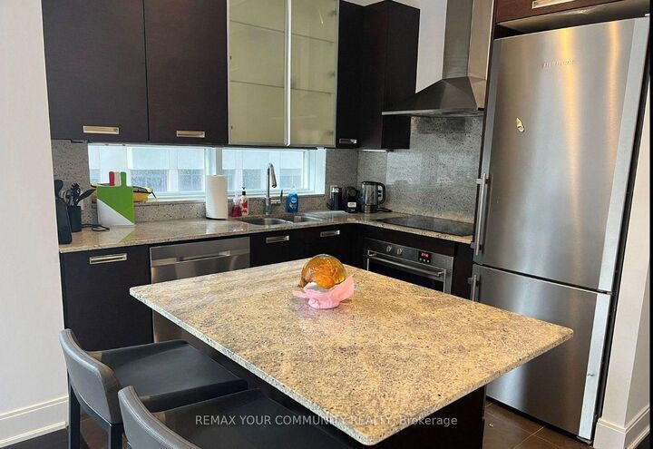 Property Photo:  21 Balmuto Street 1106  ON M4Y 1W4 