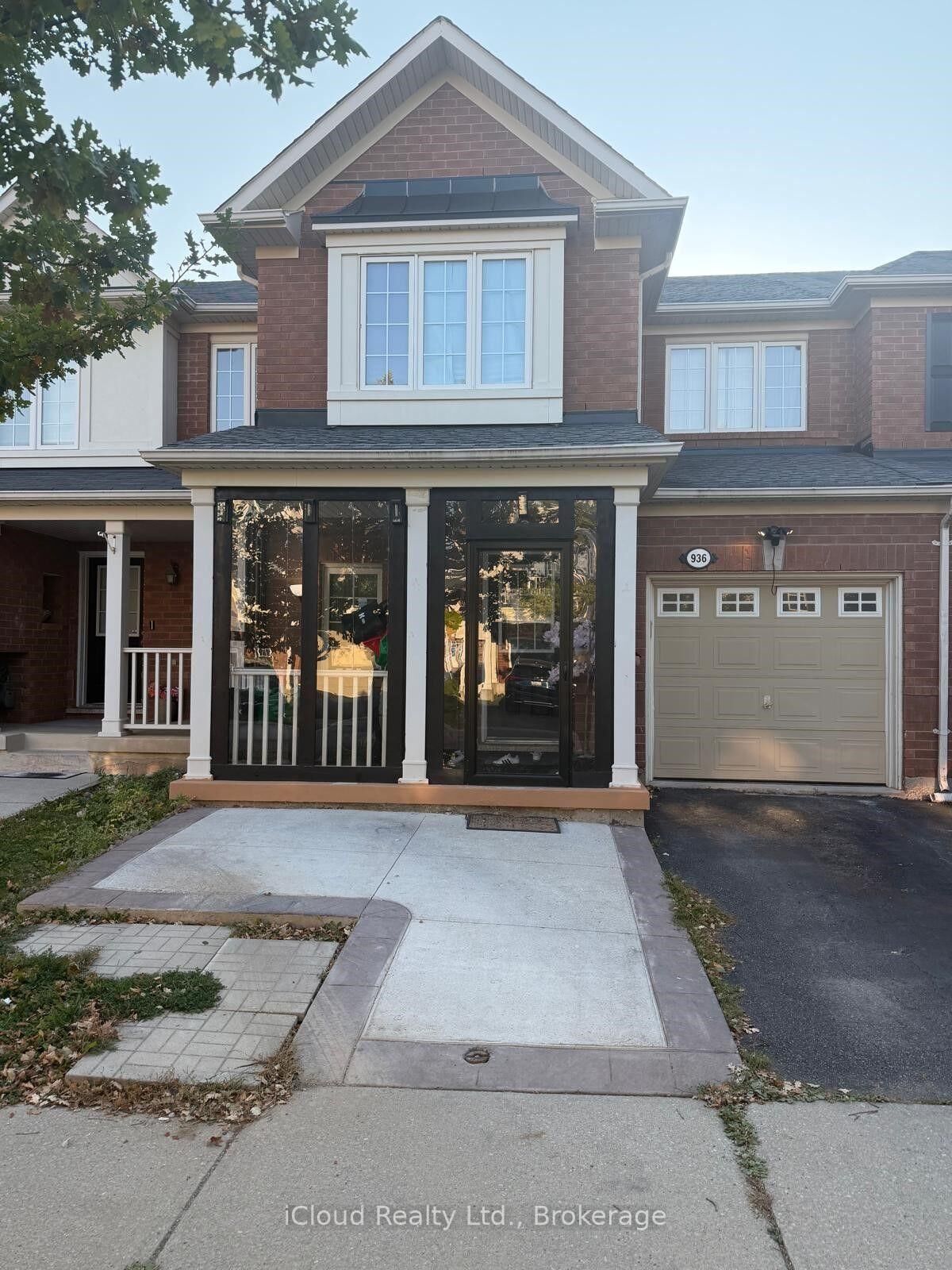 Property Photo:  936 Hasselfeldt Heights  ON L9T 0M5 