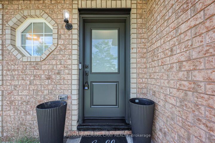 Photo de la propriété: 16 Buggs Gate ON L4M 7A9