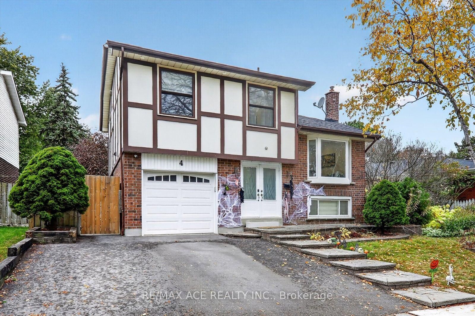 Property Photo: 4 Renfield Crescent ON L1P 1B4
