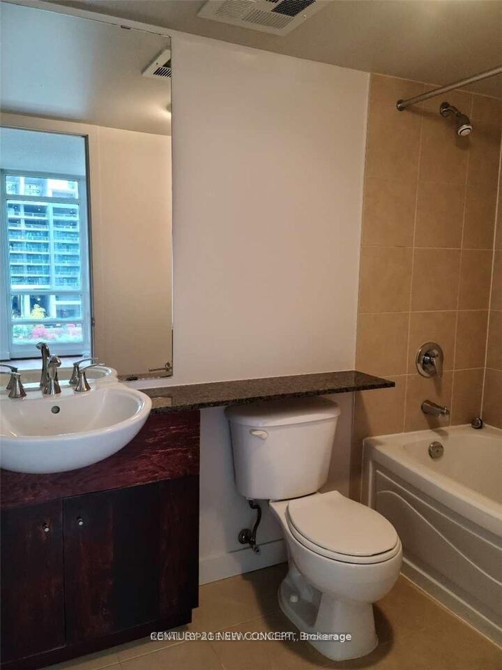 Property Photo: 397 Front Street W 811 ON M5V 3S1