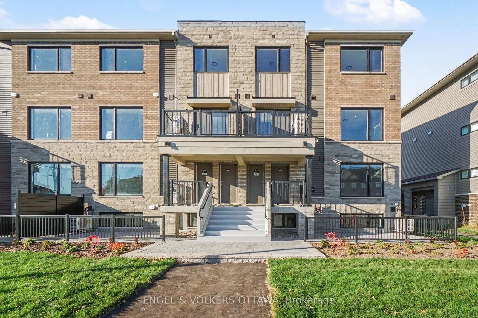 Property Photo:  201 Glenroy Gilbert Drive 27  ON K2J 7N7 