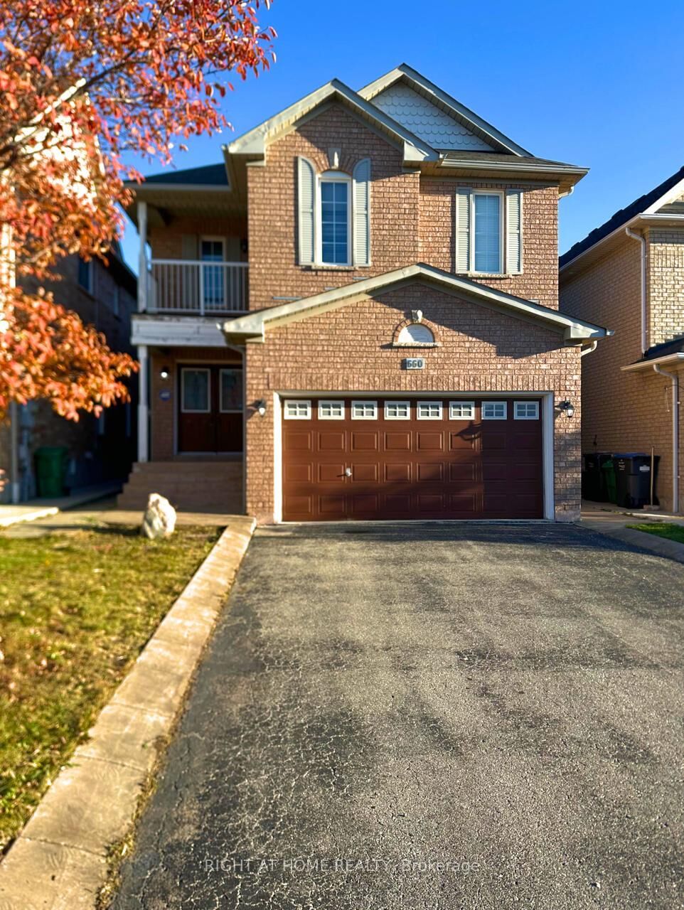 Property Photo: 660 Garden Walk ON L5W 1V9