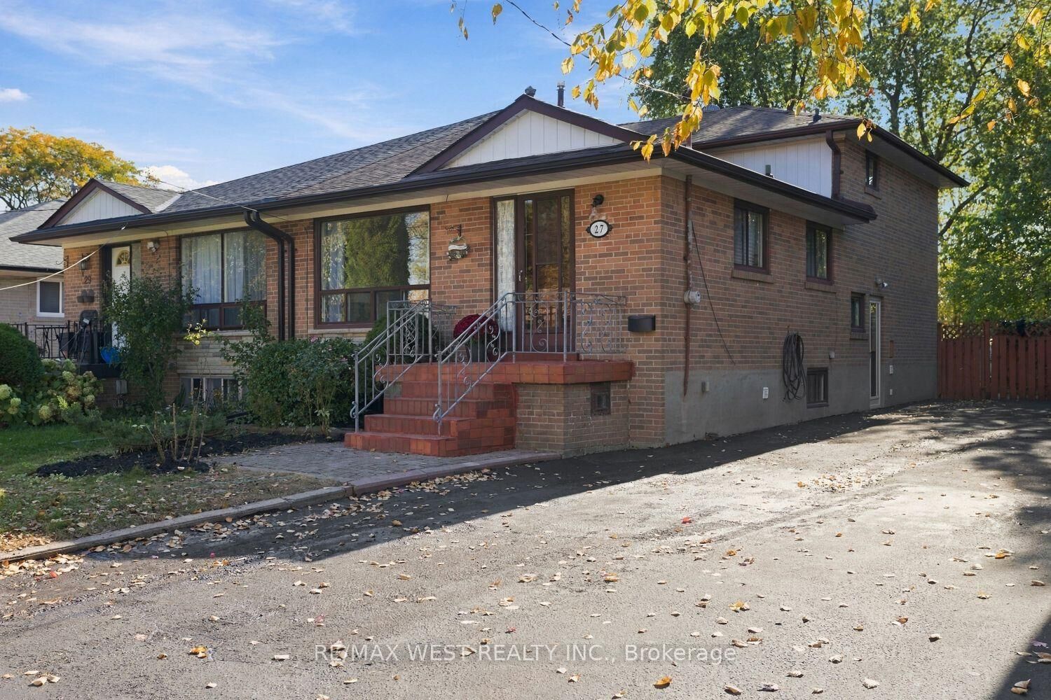 Property Photo:  27 Gardentree Street  ON M1E 2E8 