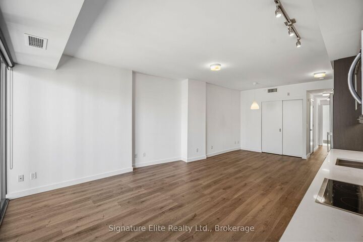 Property Photo:  109 Vaughan Road 502  ON M6C 0B1 