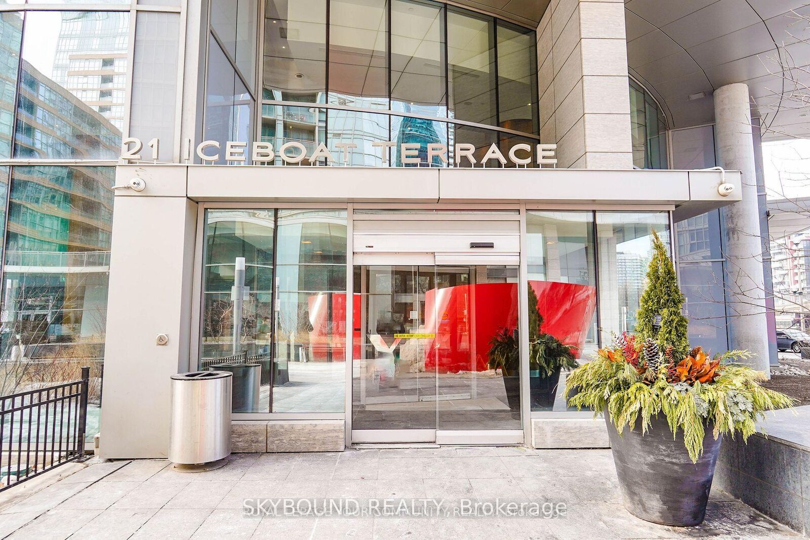 Property Photo:  21 Iceboat Terrace 1102  ON M5V 4A9 
