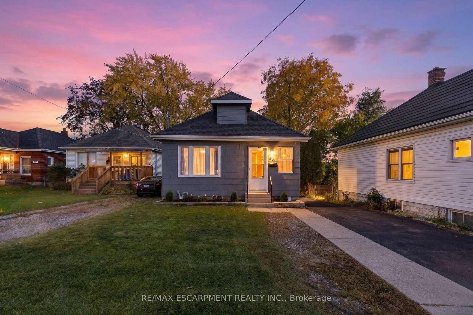 Property Photo:  899 Hamilton Road  ON N5Z 1W1 