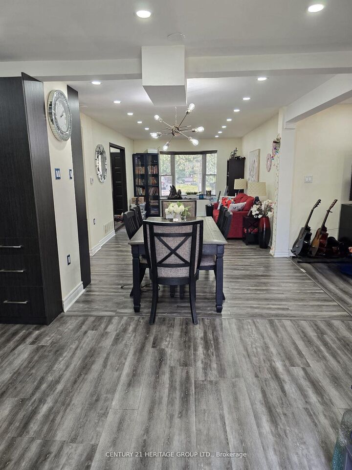 Property Photo:  142 Hialeah Crescent Main  ON L1N 7L6 