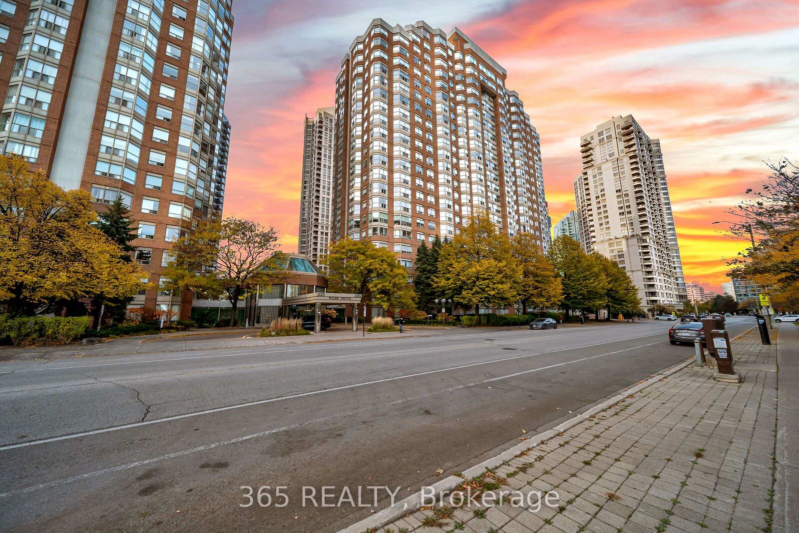 Property Photo:  325 Webb Drive 801  ON L5B 3Z9 