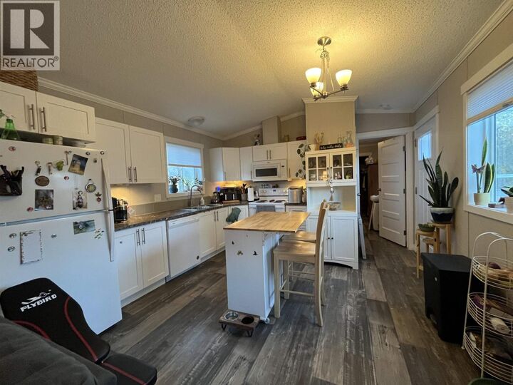 Photo de la propriété:  3925 Simpson Crescent  BC V8G 3M1 