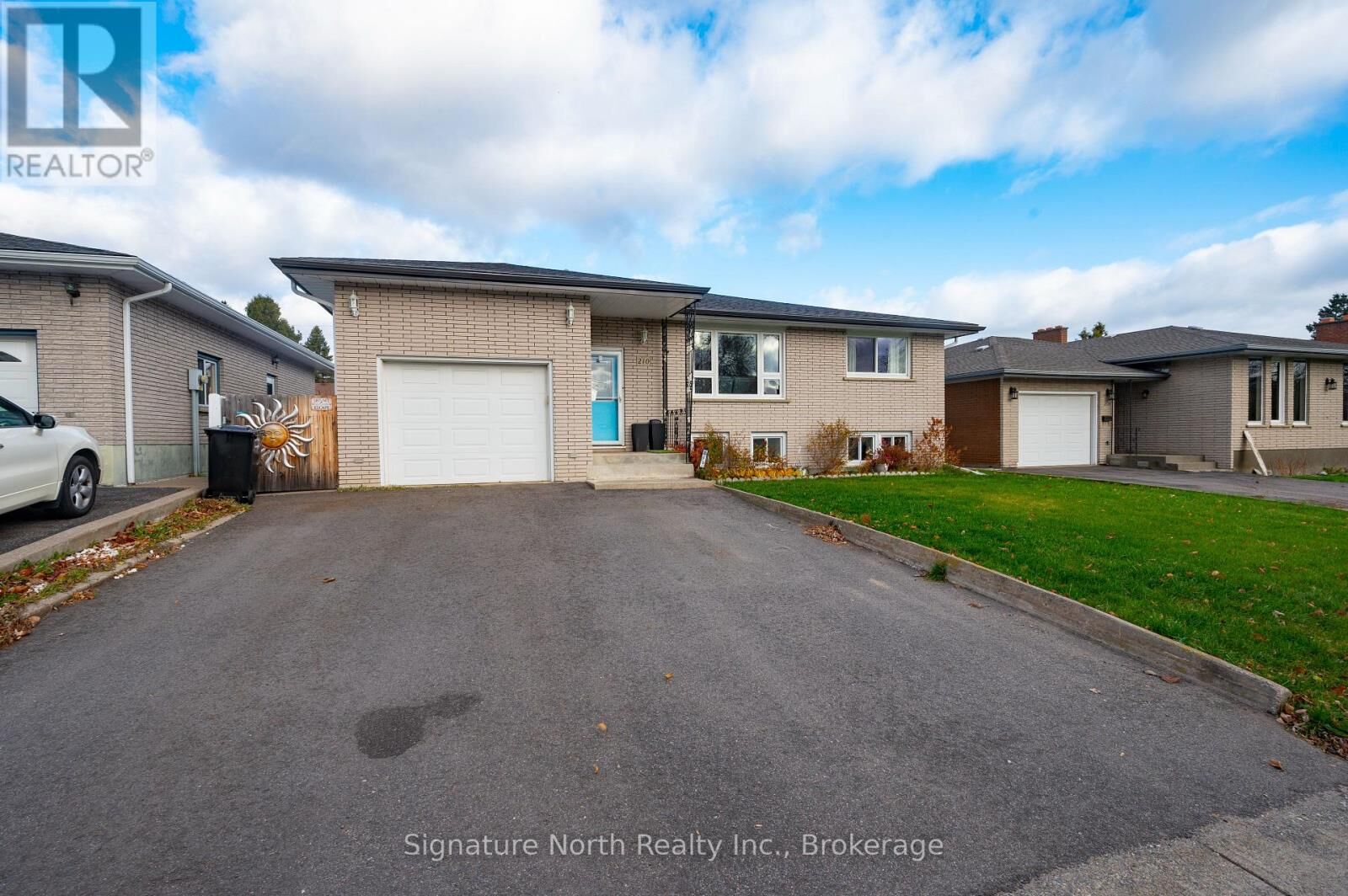 Property Photo: 210 Sequoia Drive ON P7B 5T2