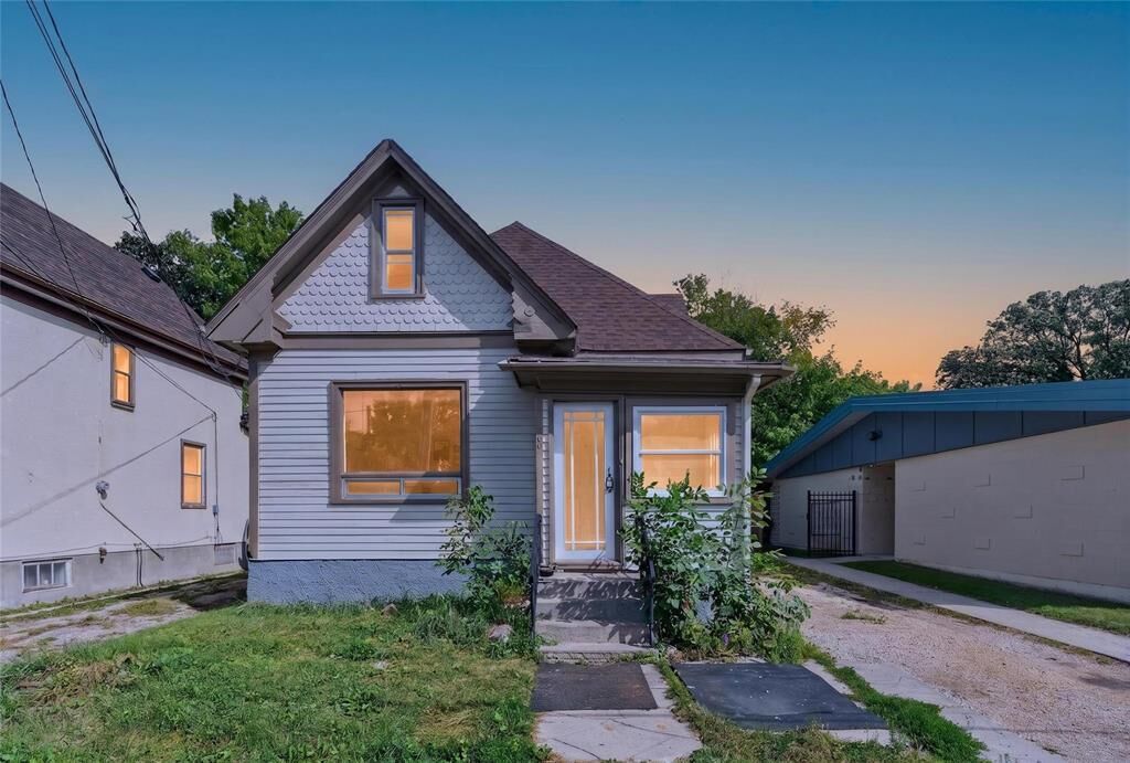 Property Photo:  99 Berlin Street  MB R2L 1J1 