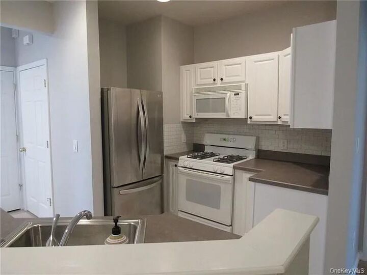 Property Photo:  1804 Half Moon Bay Drive  NY 10520 